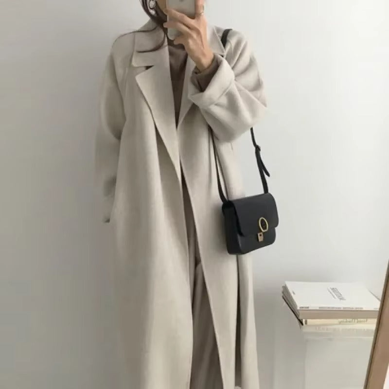 Cappotto Lungo in Lana – Eleganza e Comfort per la Donna di Carriera