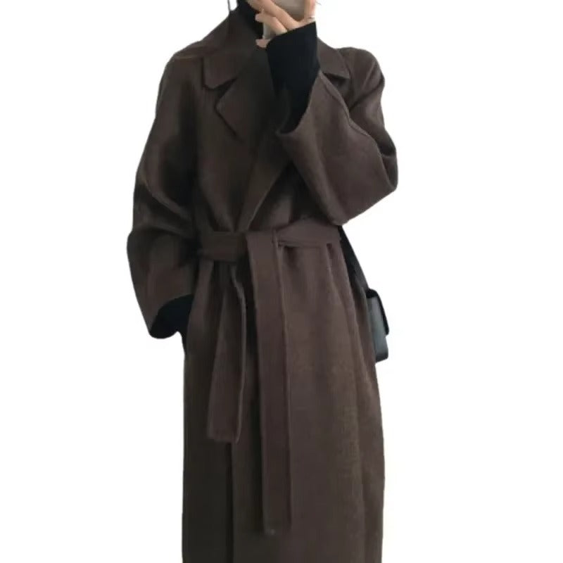 Cappotto Lungo in Lana – Eleganza e Comfort per la Donna di Carriera