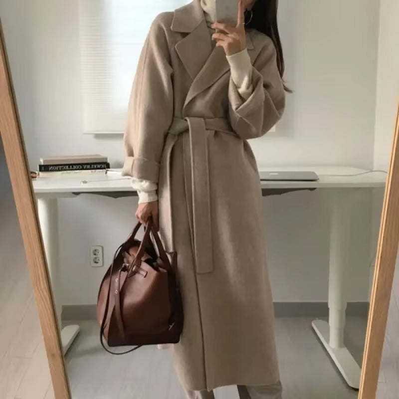 Cappotto Lungo in Lana – Eleganza e Comfort per la Donna di Carriera