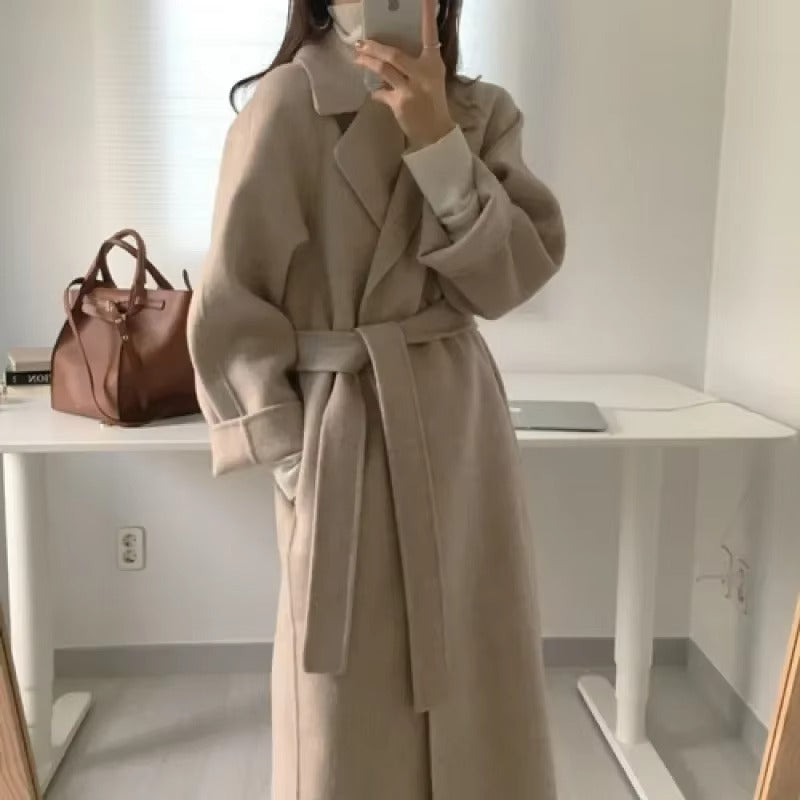 Cappotto Lungo in Lana – Eleganza e Comfort per la Donna di Carriera