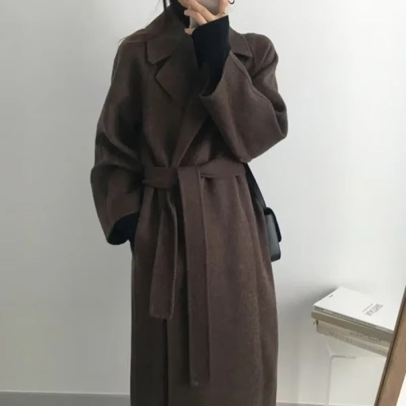 Cappotto Lungo in Lana – Eleganza e Comfort per la Donna di Carriera