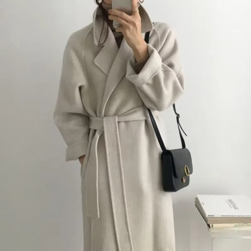 Cappotto Lungo in Lana – Eleganza e Comfort per la Donna di Carriera